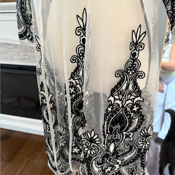 Elegant Sheer Black and White Embroidered Kimono BNWT - Picture 4 of 11